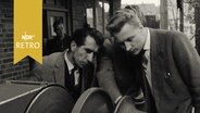 Zwei Männer betrachten Schiffsmaschinerie in der Schiffsingenieurschule Flensburg (1961)  