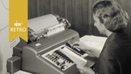 Frau an einer teilautomatischen elektrischen Schreibmaschine in einem Büro 1961  