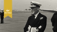 Britischer Admiral Caspar John auf einem Flughafen 1961  