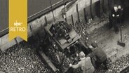 Kranschaufel holt Kartoffeln aus einer Schute, Arbeiter lenken die Kranschaufel (1961)  