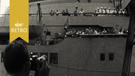 Fotograf nimmt Bild des US-Kriegsschiffes "Geiger" im Hafen von Casablanca auf, das fünf Überlebende des Pamir-Untergangs an Land bringen soll (September 1957)  