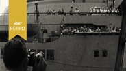 Fotograf nimmt Bild des US-Kriegsschiffes "Geiger" im Hafen von Casablanca auf, das fünf Überlebende des Pamir-Untergangs an Land bringen soll (September 1957)  