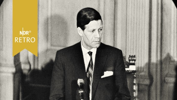 Helmut Schmidt als Redner bei einer Sondersitzung der Haburgischen Bürgerschaft zur Flutkatastrophe 1962  