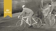 Zwei Radfahrer während eines Querfeldein-Rennen (1961)  