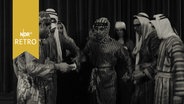 Männer in arabischer Kostümierung bei einer Tanzdarbietung (1961)  