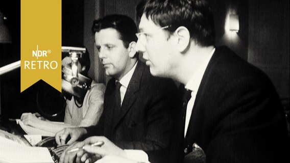 Drei Männer in einem Rundfunkstudio vor einem Mikrofon (1961)  