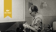 Ein Junggeselle beim Geschirrspülen (1958)  