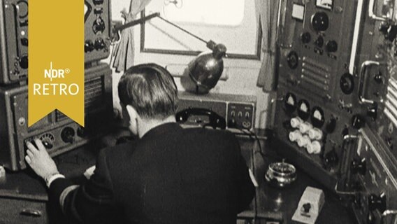 Funker in der Schaltzentrale des Küstenfunks Norddeich-Radio (1955)  