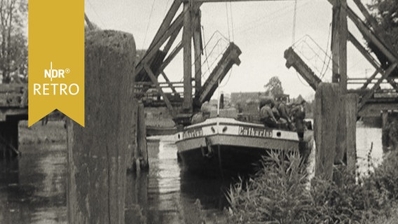 Binnenfrachtschiff passiert eine Zugbrücke in Bardowick (1955)  