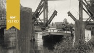 Binnenfrachtschiff passiert eine Zugbrücke in Bardowick (1955)  