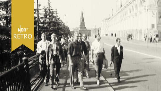 Deutsche Leichtathletik-Nationalmannschaft beim Stadtbummel in Moskau 1959  