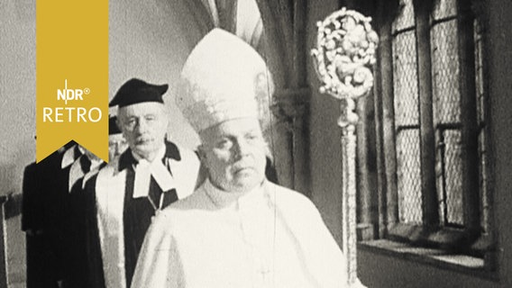 Landesbischof Hanns Lilje führt als Abt Johannes I. eine Prozession zum 800. Gründungstag des Klosters Loccum durch dessen Kreuzgang (1963)  