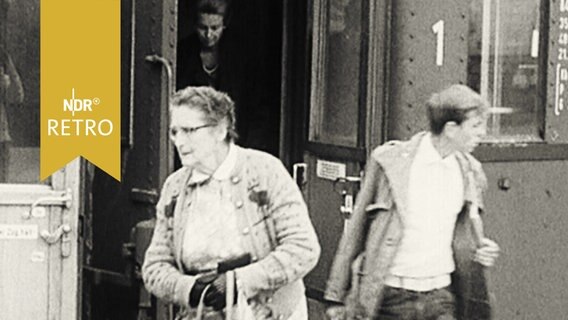 Sommerfrischler entsteigen einem Zug (1963)  