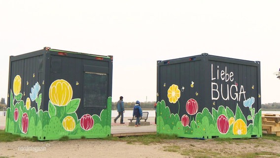 "Liebe Buga" steht auf bunt bemalten Containern.  