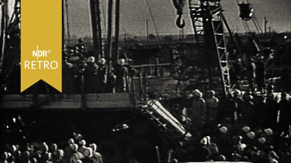 Zahlreiche Bergleute und Retter am Rettungsschacht der Grube Mathilde in Lengede am 07.11.1963  