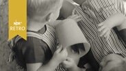 Zwei Kinder rangeln um ein Eimerchen (1963)  