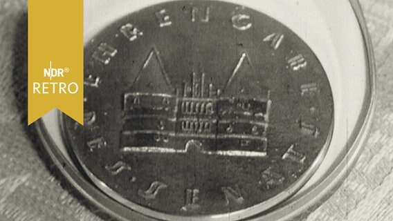Medaille mit Prägung des Lübecker Holstentores (1961)  