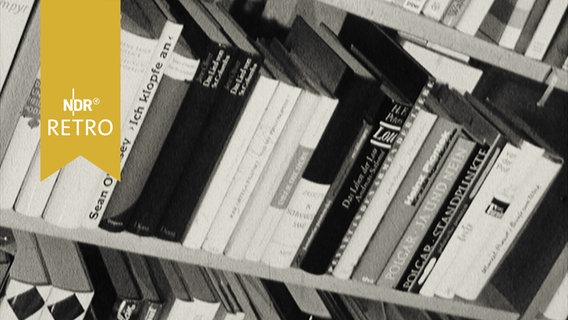 Ausschnitt eines vollen Bücherregals (1965)  