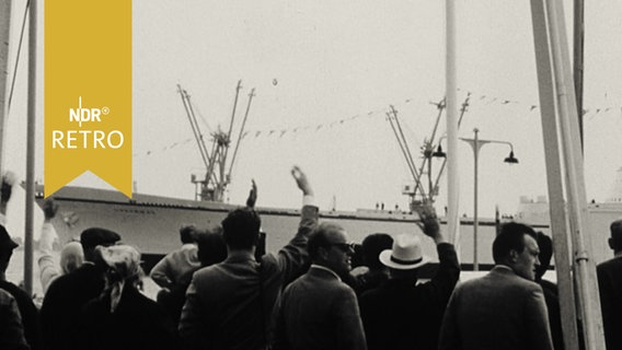 Zahlreiche Menschen jubeln am Wedeler Willkomm-Höft dem Atomfrachter Savannah zu (1964)  