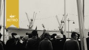 Zahlreiche Menschen jubeln am Wedeler Willkomm-Höft dem Atomfrachter Savannah zu (1964)  