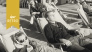 Sonnenbadene an Deck eines Kreuzfahrtschiffs (1965)  
