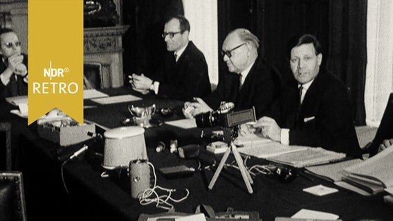 Helmut Schmidt u. A. bei einer Pressekonferenz zum Thema Verfassungsschutz (1964)  