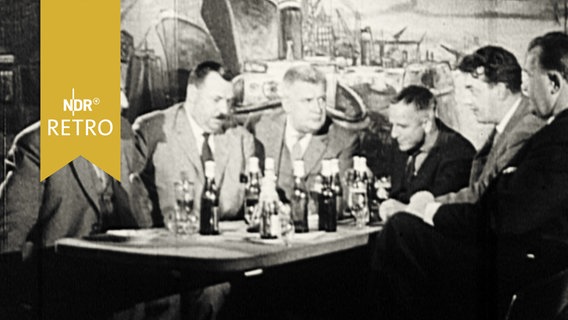 Sechs Männer in einer Kneipe auf St. Pauli beim Bier 1960  