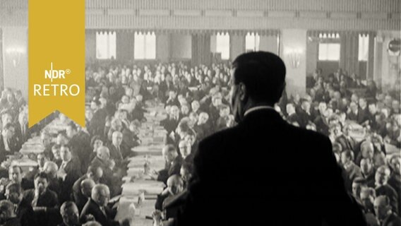 Innensenator Helmut Schmidt beim Hamburger SPD-Parteitag 1965 (von hinten mit Blick in den voll besetzten Saal der Dellegierten)  