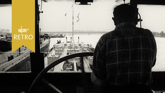 Kapitän auf der Brücke eines Frachters in Fahrt (1965)  