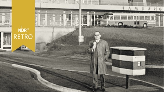 Reporter bei Anmoderation vor dem Flughafenterminal in Hamburg-Fuhlsbüttel 1965  