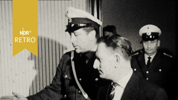 Der Kriegsverbrecher und Agent Hans-Walter Zech-Nenntwich als Angeklagter bei einem Gerichtstermin im Januar 1965 vor dem Landgericht Braunschweig  