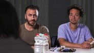 Ein Mann schaut enttäuscht in die Kamera  
