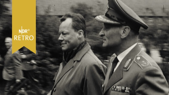 Willy Brandt als Regierender Bürgermeister neben einem Offizier bei Besuch in der Este-Kaserne der Bundeswehr 1961  