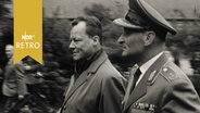 Willy Brandt als Regierender Bürgermeister neben einem Offizier bei Besuch in der Este-Kaserne der Bundeswehr 1961  