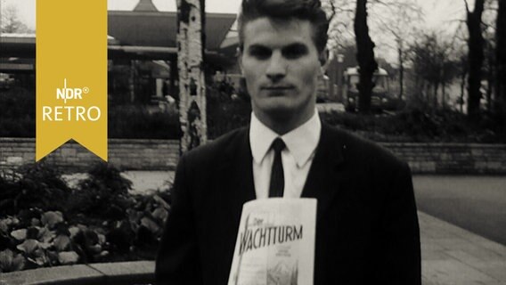 Zeuge Jehovas hält die Zeitschrift "Wachturm" in der Hand (1965)  
