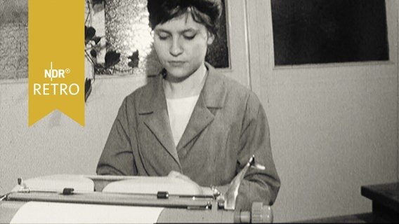 Sekretärin bei der Arbeit an der Schreibmaschine (1964)  