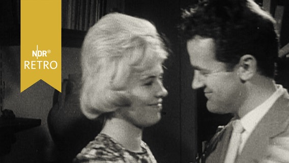 Tanzendes Paar (1963) in einem Wohnzimmer  