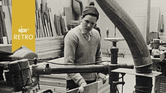 Tischler an der Säge in einer Tischlerei 1965  