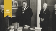 Konsul von Pakistan und Rektor (vermutlich) der Universität Hamburg bei Übergabe einer Buchspende Pakistans an die Uni 1960  