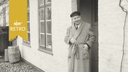Autor und Reformpädagoge Martin Luserke tritt aus seinem Haus in Meldorf (Mai 1960)  