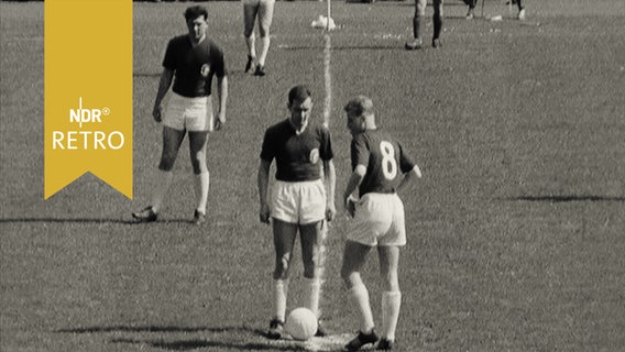 Fußballspieler (Amateure) beim Anstoß 1961  