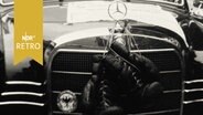 Mercedes von Boxer Buttje Wohlers mit Boxhandschuhen am Mercedesstern hängend (1961)  