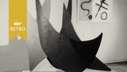 Skulptur und Gemälde in einer Kunstausstellung (1965)  