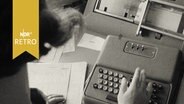 Manuelle Dateneingabe in eine Lochkarten-Datenverarbeitungsmaschine (1965)  