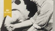 Bauer melkt Kuh-Euter mit der Hand (1961)  