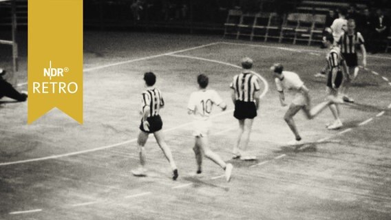 Handball-Spielszene THW Kiel - VfL Wolfsburg (1960)  