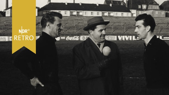 Torhüter Horst Borcherding (VfL Osnabrück) und Harry Wunstorf (FC St. Pauli) im Interview nach dem Spiel an der Bremer Brücke (1960)  