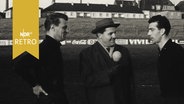 Torhüter Horst Borcherding (VfL Osnabrück) und Harry Wunstorf (FC St. Pauli) im Interview nach dem Spiel an der Bremer Brücke (1960)  