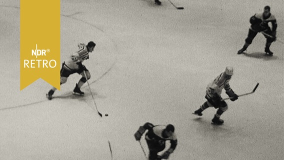 Eishockeyspieler in Aktion (1965)  