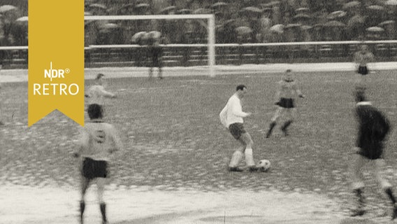 Fußballspieler auf verschneitem Rasen im November 1965, Regionalliga Nord  